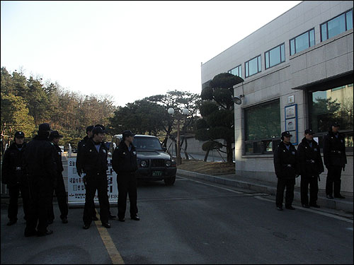 경철이 도청이전 평가작업을 벌인 한국토지공사 연수원 정문에서 출입을 통제하고 있다. 